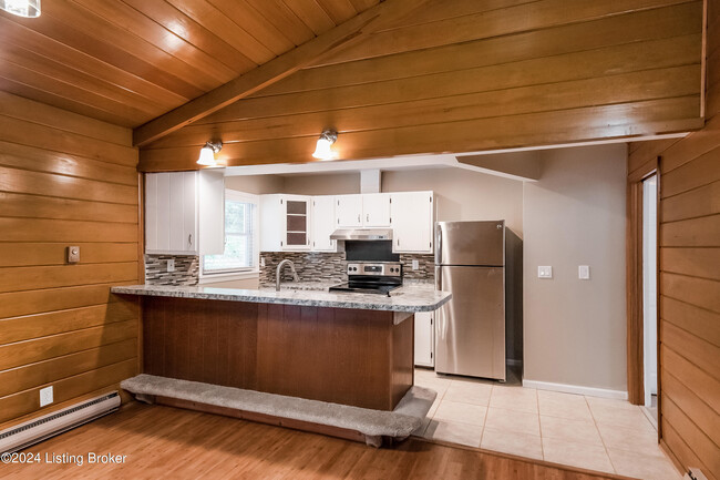 Building Photo - 8903 Royal Oak Dr