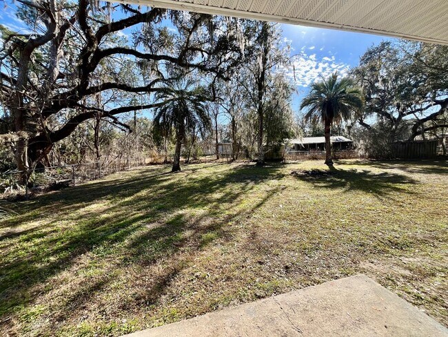 Building Photo - HUGE Ridge Manor/Dade City 3BR/2BA Home with Wide Open Floor Plan!!!