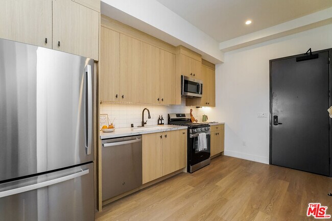 Foto del edificio - 611 N Virgil Ave