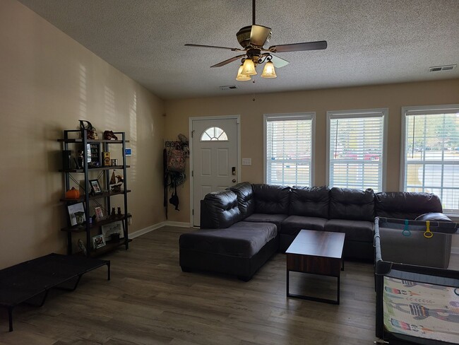 Building Photo - Beautiful 3 bedroom 2 bath home in Sneads Ferry - Seabird Estates