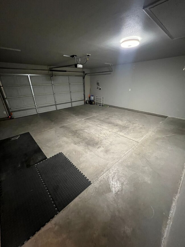 Building Photo - 3 bed 2 bath 2 car garage Located in North...