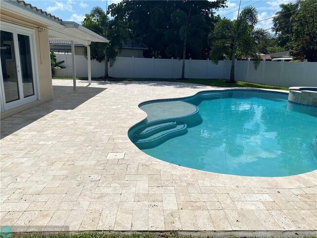 Foto del edificio - 800 NE 48th St