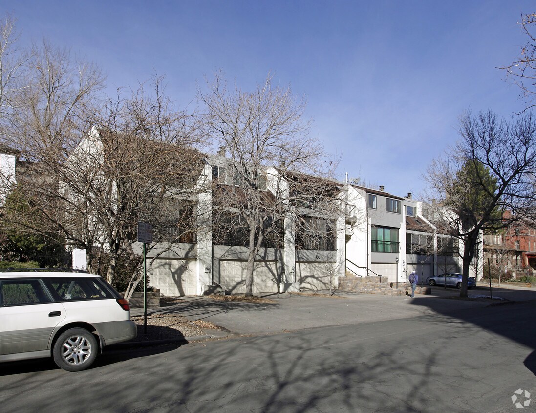 Building Photo - Courtyard Townhomes