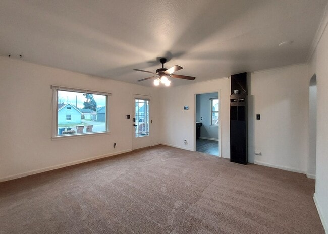 Building Photo - 1 Bedroom Bungalow in Tacoma with HUGE Fen...