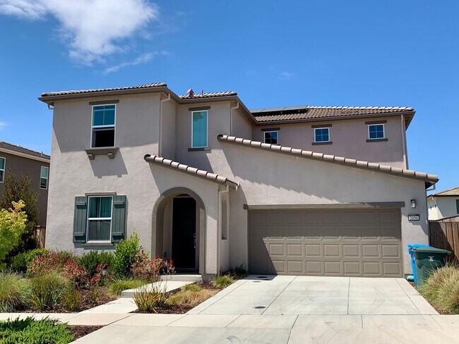 Foto del edificio - 4 Bedroom Home in Hollister with 3 Full Bathrooms and Central A/C
