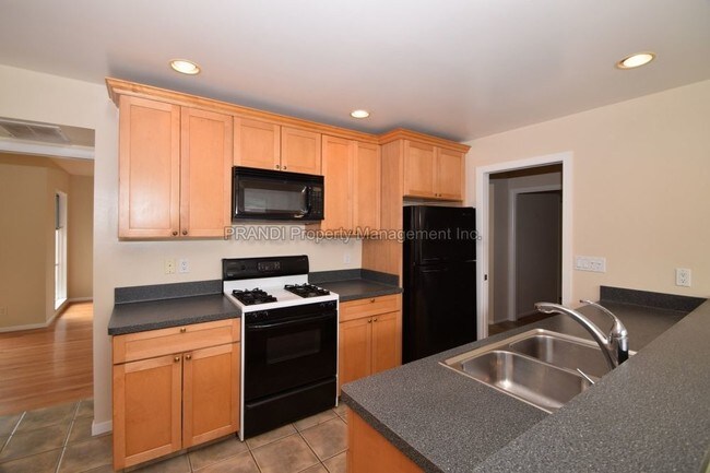 Building Photo - 436 Via Herbosa