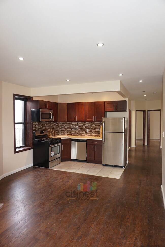 Building Photo - 572 Lincoln Pl