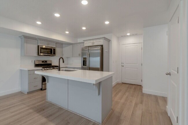 Building Photo - Beautiful Interior Townhouse - 3BD 3BA 2GA