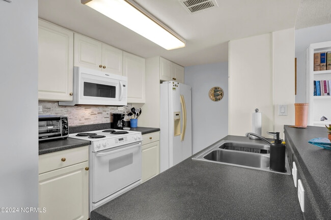 Building Photo - 322 Causeway Dr