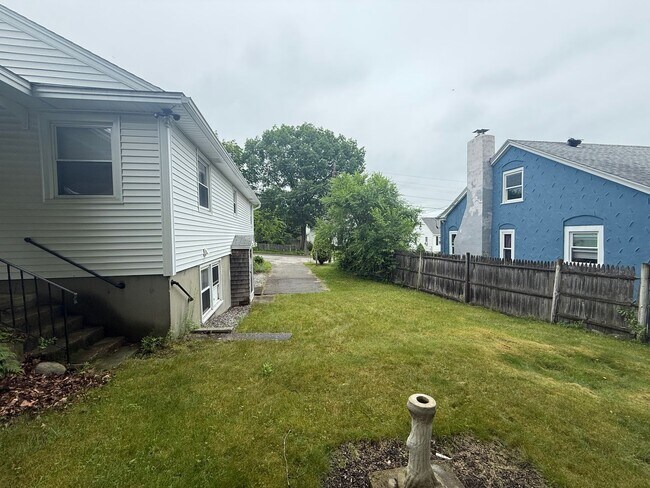 Foto del edificio - Charming 3-Bedroom Single-Family Home