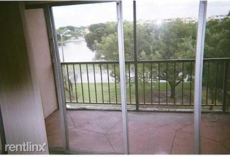 Building Photo - 9150 Fontainebleau Blvd
