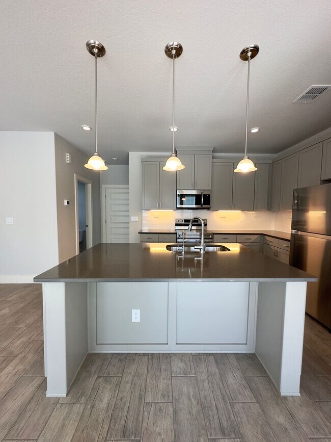 Foto del edificio - Beautiful SFH Available For Rent! Located ...