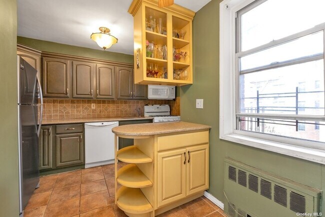 Building Photo - 67-40 Booth St