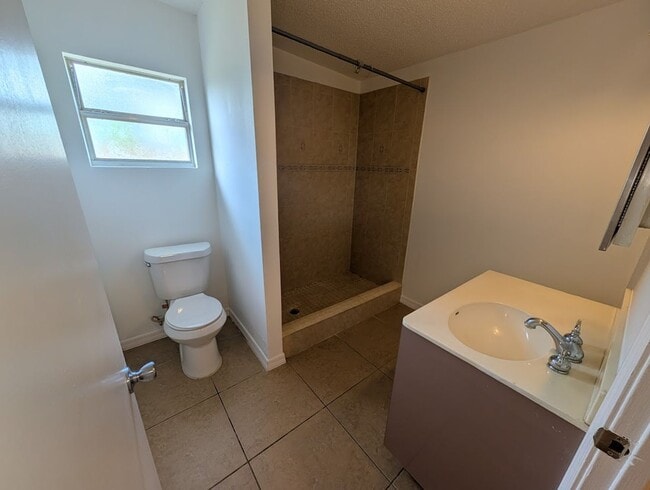 Building Photo - 1818 Rhoades Terrace