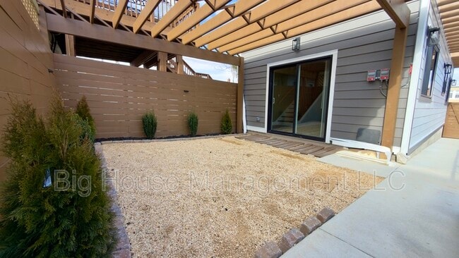 Foto del edificio - 247 Farragut St NW