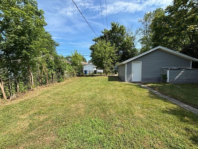 Photo - 229 Bellaire Avenue, House