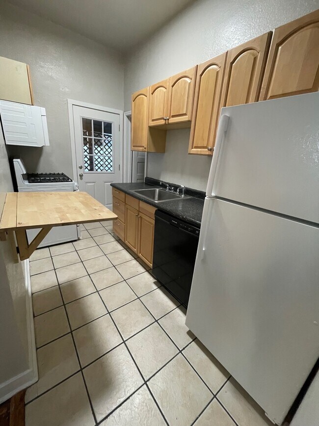 Building Photo - 410 E 20th Ave #3