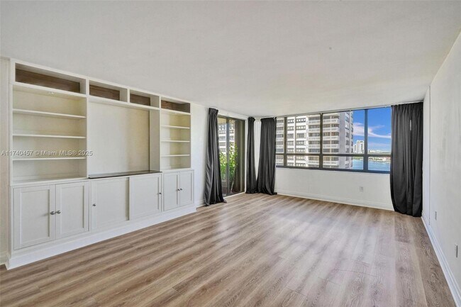 Foto del edificio - 3 Grove Isle Dr