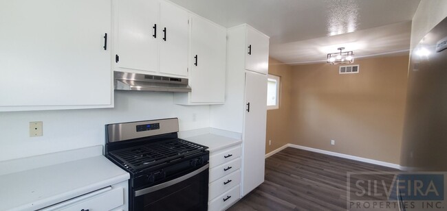 Building Photo - Three Bedroom Home In Santa Maria!