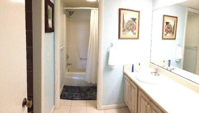 Building Photo - 2 bed/2 bath on the river