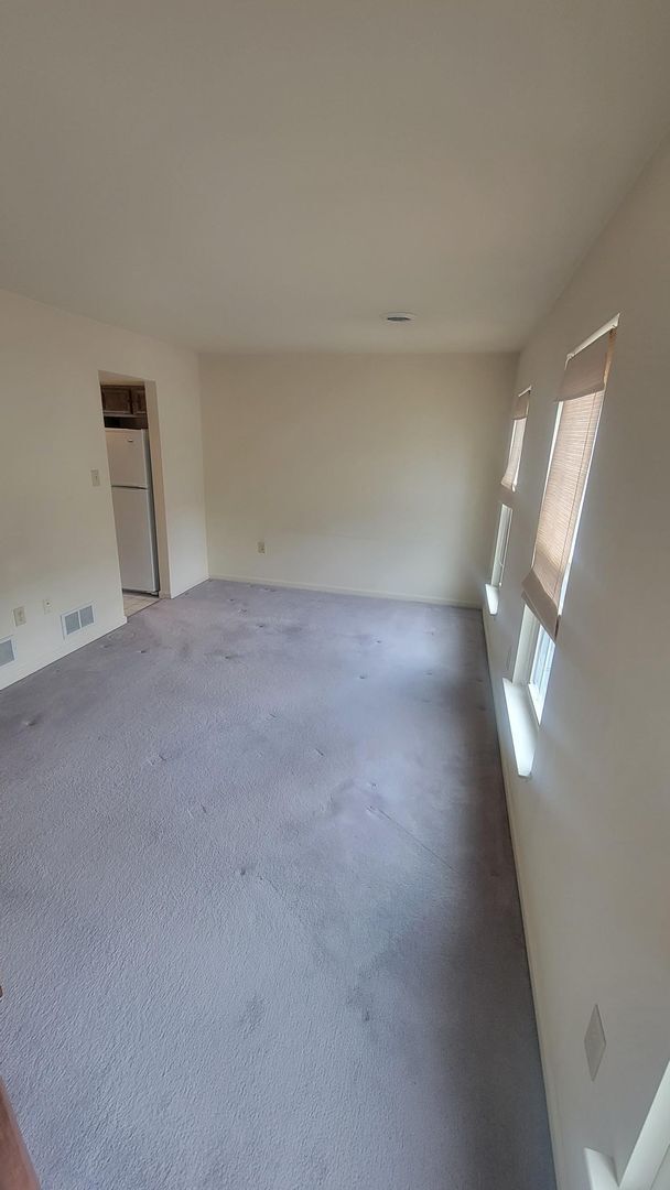 Building Photo - Charming 2 Bedroom in Central Schools Comi...