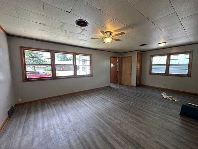 Building Photo - Cute 2 Bedroom Ranch w/ Laundry Hookups in...