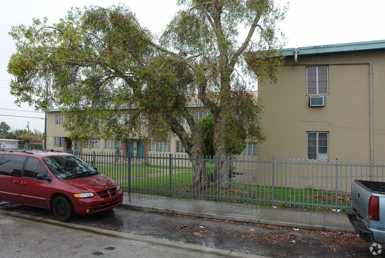 Building Photo - 888 SW 6th St