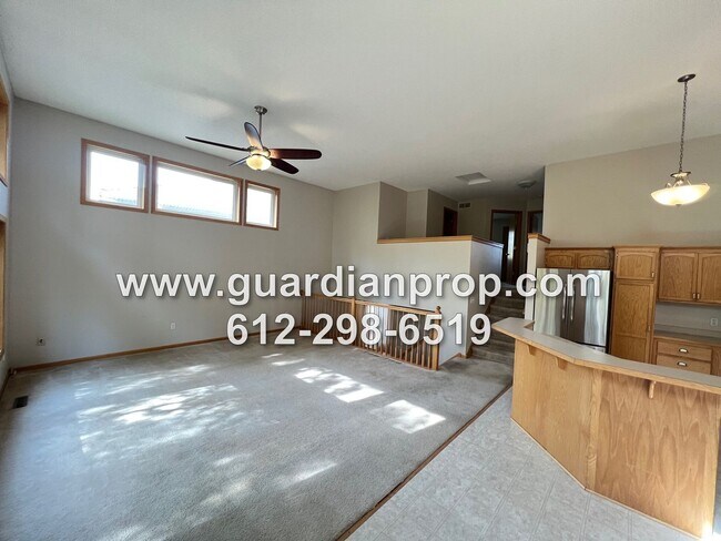 Foto del edificio - Large End Unit Townhome Available Late April, 2BR + Office, Vaulted Ceilings, 3 Bath, Family Room