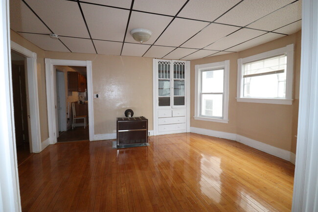 Dining Area - 9 W Oberlin St