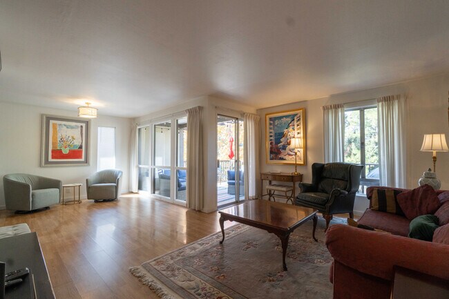 Foto del edificio - 43 Forest Ln