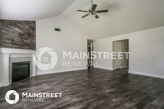 Building Photo - 820 SW Meadowood Dr