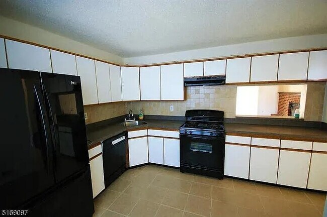 Foto del edificio - 24 Kirby Ln
