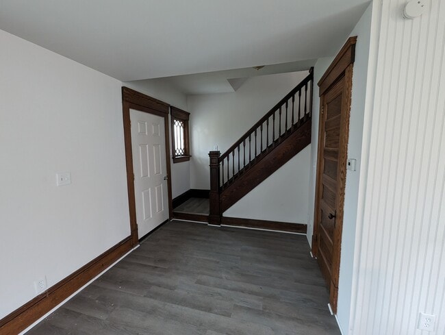 Building Photo - 413 Cherry Ave