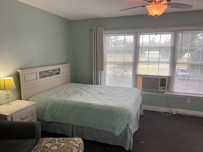 Bedroom Queen Bed - 113 Willetts Dr