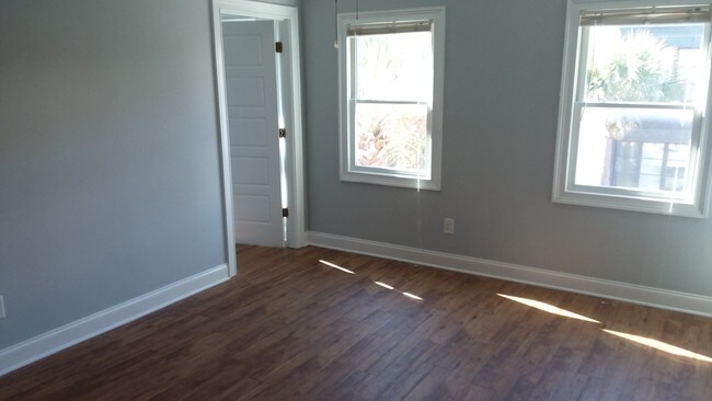 Building Photo - Downtown Apartment in the Commons