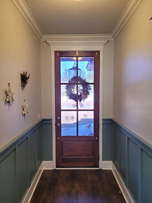 Foto del edificio - Spacious 4BR Home with Inground Pool, Open Split Floor Plan & Side-Entry Garage