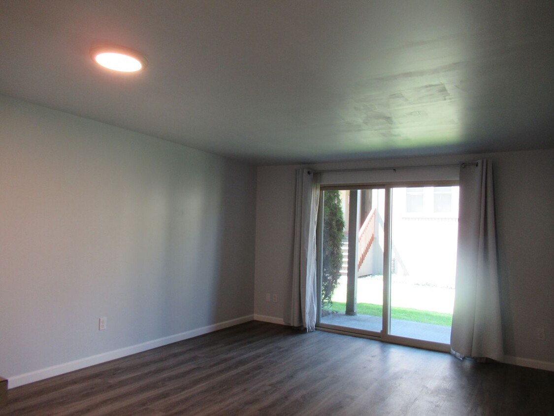 Foto principal - Ground Level, end unit one bedroom, one ba...