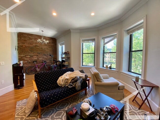 Building Photo - 1070 Beacon St