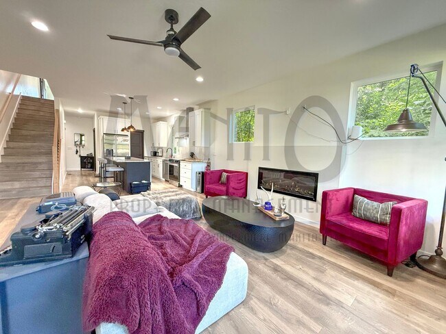 Foto del edificio - Beautiful Townhouse Steps From Centennial ...