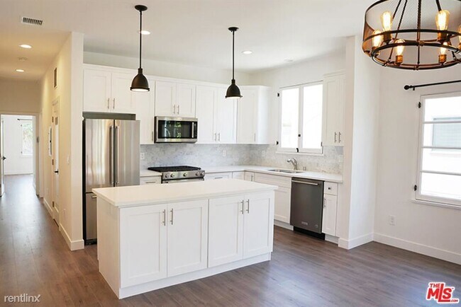 Building Photo - 2 br, 2.5 bath Condo - 427 N Stanley Ave #...