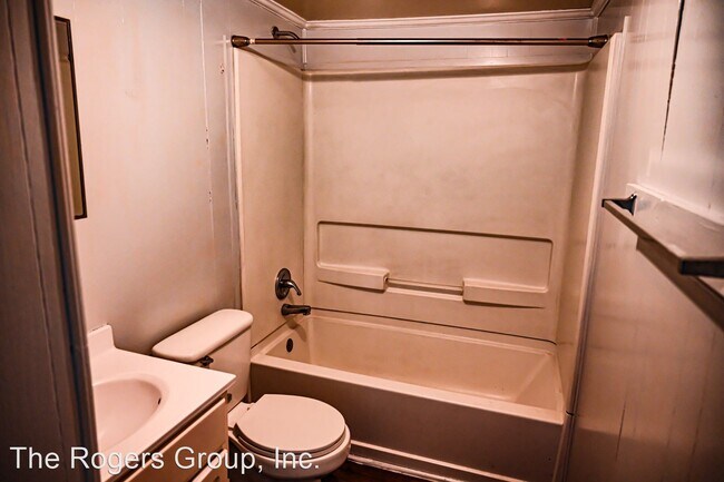 Building Photo - 3 br, 1 bath House - 902 Elm St