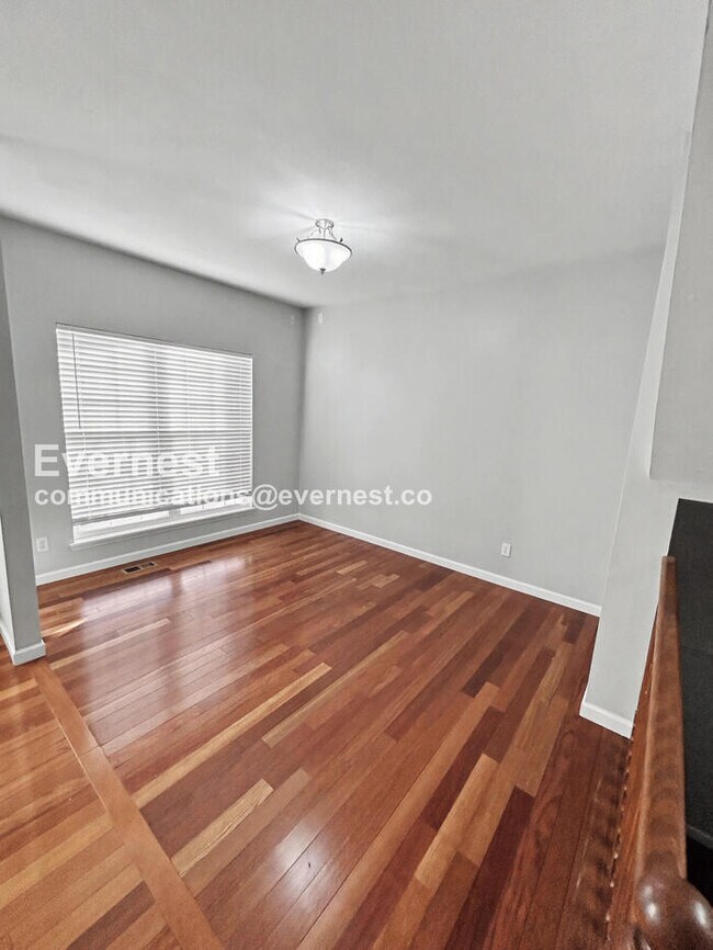 Foto del edificio - Spacious 4-Bed Home with 2-Car Garage & Modern Amenities