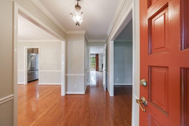 Building Photo - 585 W Crossville Rd