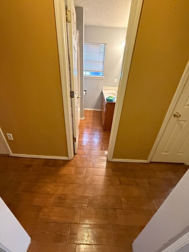 Building Photo - 3 Bed 2 Bath House with 2 Car Garage.  Has Gas Heat