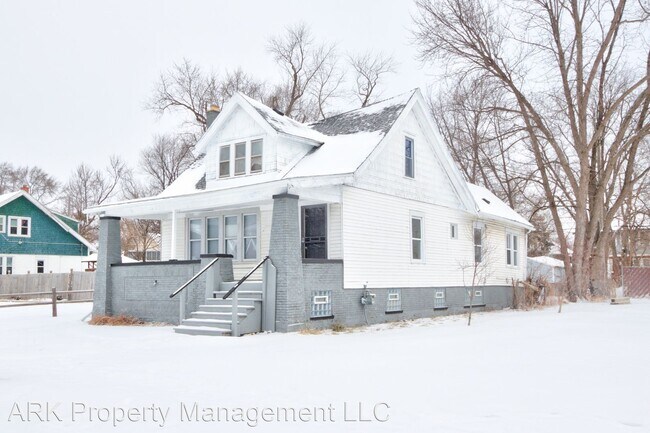 Building Photo - 3 br, 1 bath House - 438 Newport