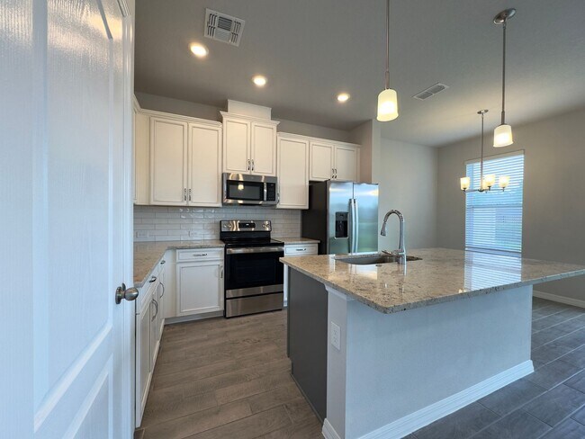 Building Photo - 4 Bedroom, 3 Bath Corner Unit Town Home in...