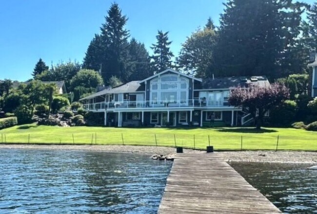 Foto del edificio - Lakefront Living at Its Best!