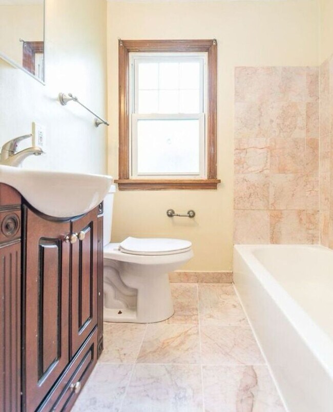 Building Photo - GARFIELD HTS 3 BEDROOM 2BATH SINGLE FAMILY...