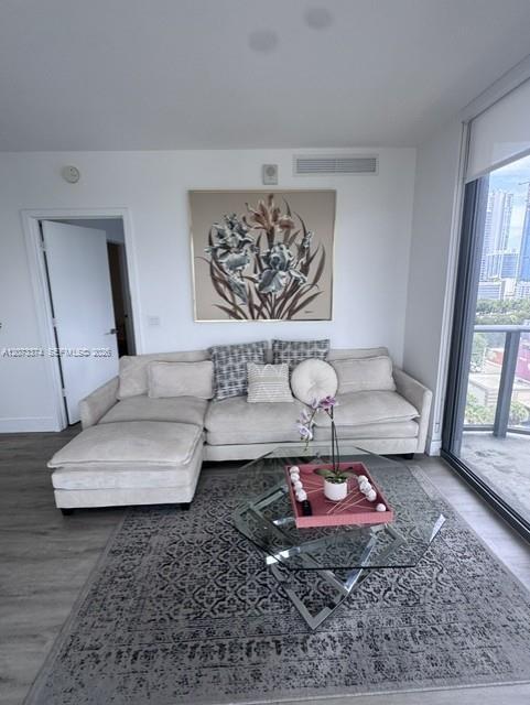 Foto del edificio - 121 NE 34th St
