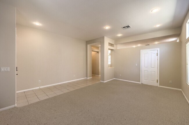 Foto del edificio - single story / 3 car garage / 3 bedrooms / 3 baths